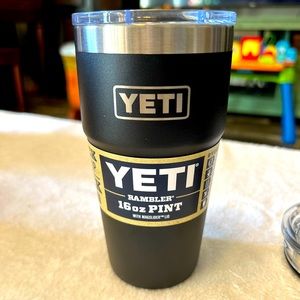 Yeti 16 oz pint with magslider. BlackNWT